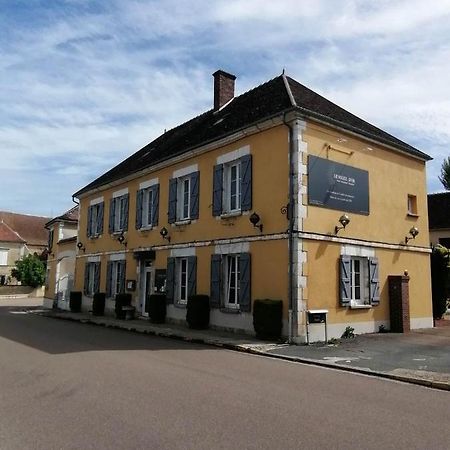 Logis Hotel & Restaurant Le Soleil D'Or Montigny-la-Resle Экстерьер фото