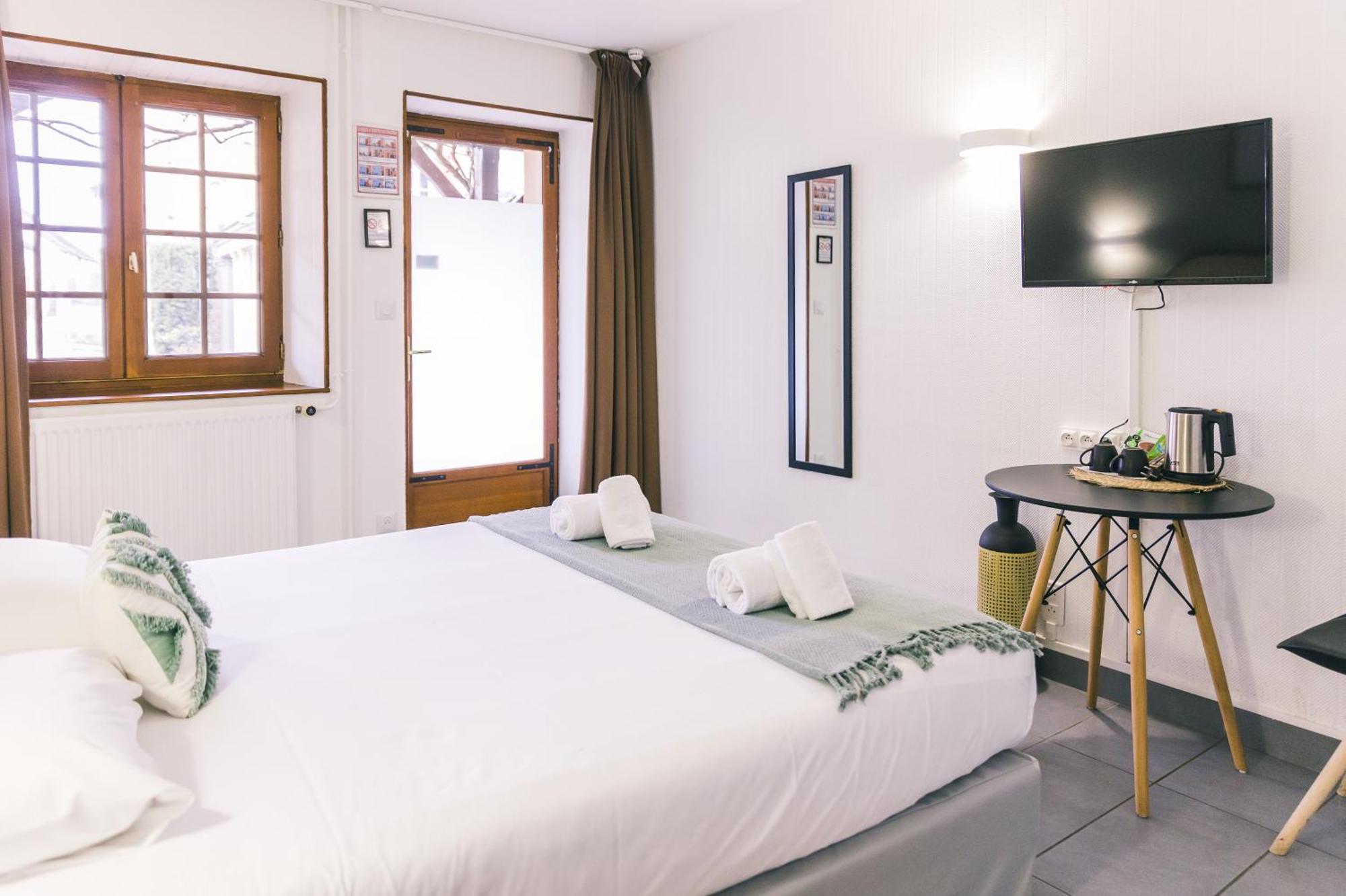 Logis Hotel & Restaurant Le Soleil D'Or Montigny-la-Resle Экстерьер фото